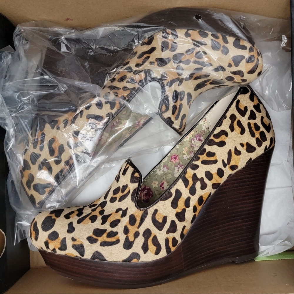NEW in Box SEYCHELLES Budapest Leopard Print Calf Hair Wedge Pump 7